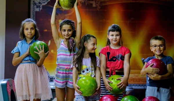 5 kids bowling together